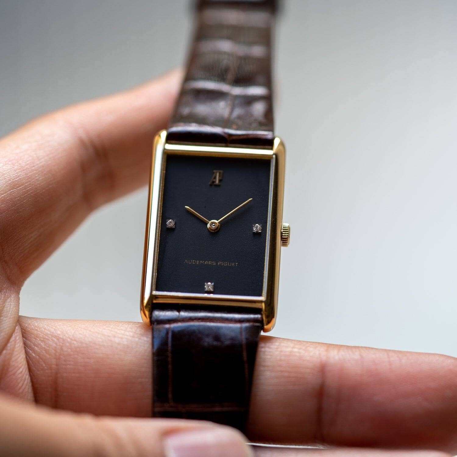 AUDEMARS PIGUET Rectangle YG Black Diamond Dial - Arbitro